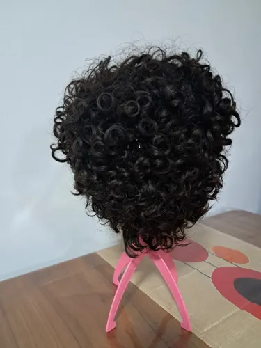 Peruca de cabelo humano.