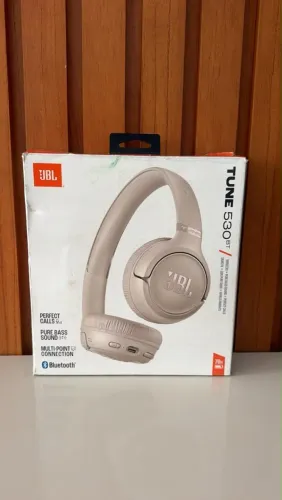 fone de ouvido sem fio JBL Tune 530BT na cor bege
