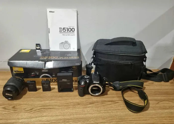 Nikon D5100 com lente 18-55mm e acessórios