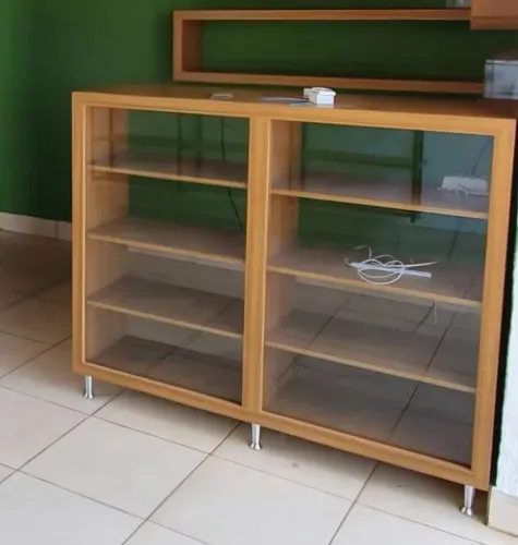 Balcão Expositor Em MDF Amaderado (Freijó) Com Vidro, Estrutura Robusta. 