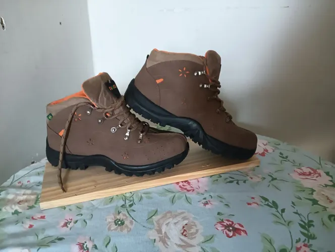 Bota feminina Adventure nova