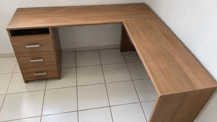 mesa em L com gaveteiro de 3 gavetas