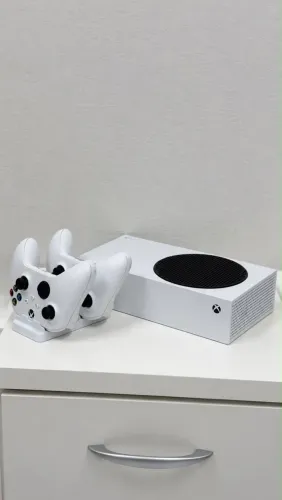 Xbox Series S com 2 controles 