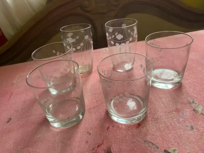 copos de vidro ou cristal vintage com detalhes lapidados ou gravados