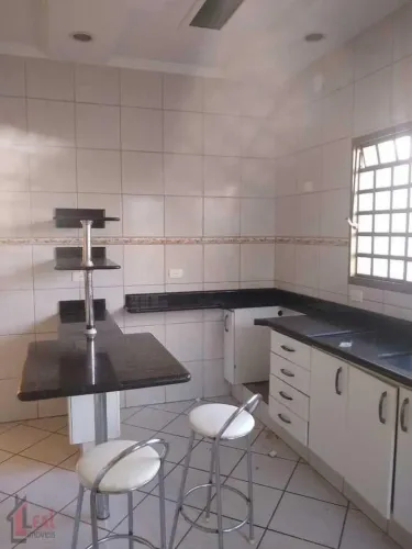 Casa para Venda em Martinópolis, CENTRO, 3 dormitórios, 3 suítes, 4 banheiros, 2 vagas