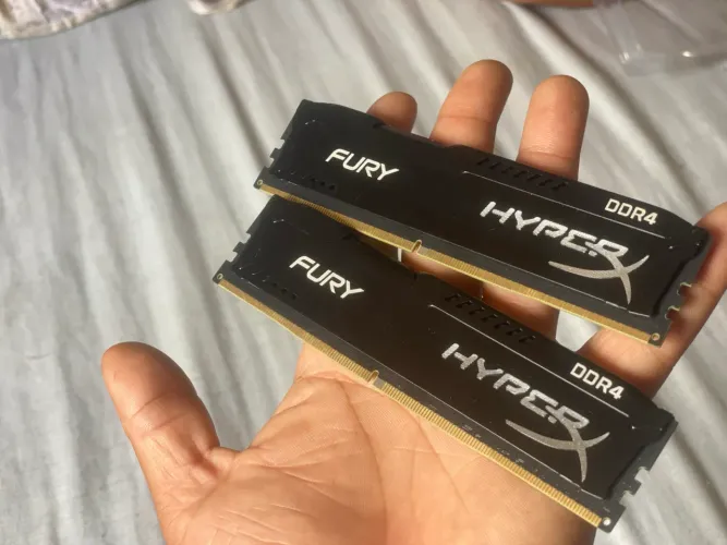 Vendo duas memórias  ram ddr 4, 8gb 3200mhz cada pente 