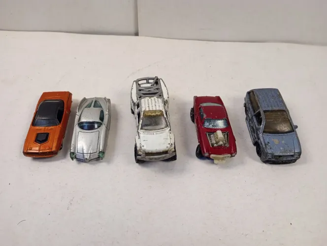 Carrinhos Hot Wheels - Plymouth Barracuda, Alfa Romeo e Outros