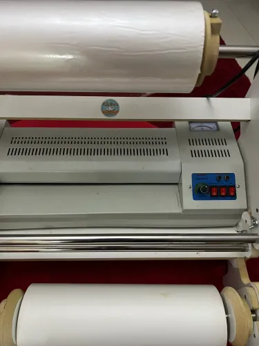 Laminadora térmica CYua com estrutura em MDF, seminova