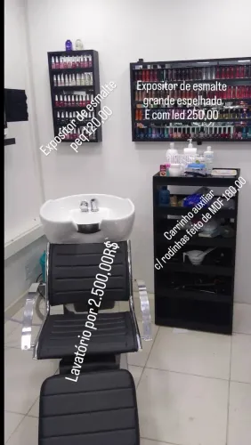 Vendo móveis de salão de beleza.