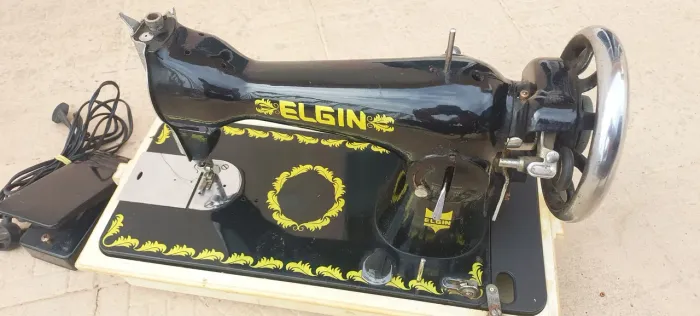 Máquina de costura Elgin