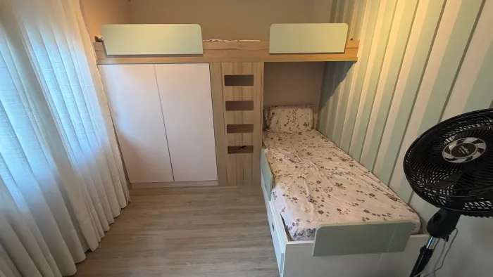 Quarto infantil de menina com duas camas