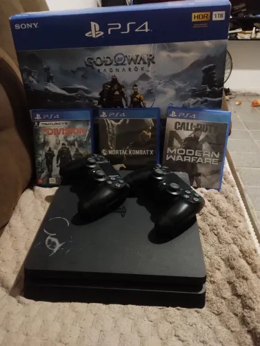 PS4 slim 1TB + 2 controles + 3 jogos