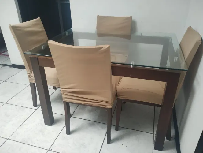 Mesa de vidro com 4 cadeiras
