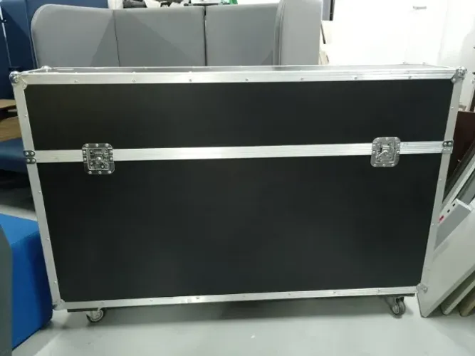 Case Com Rodízios Para Monitores