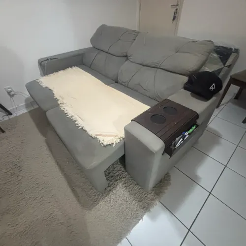 Sofá impecável! Sem detalhes extremamente confortável,  retrátil   