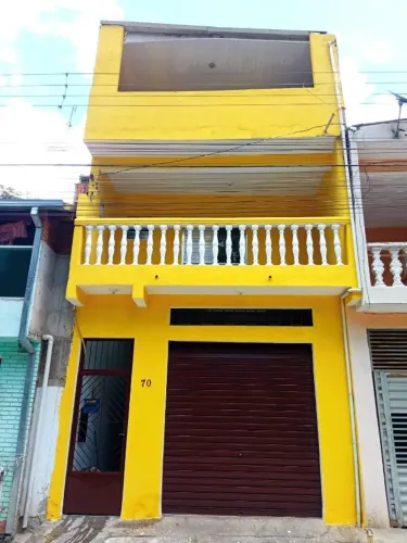 Casa (sobrado) salão comercial,uma duas casas com três cômodos uma edicula com 3 comd peq