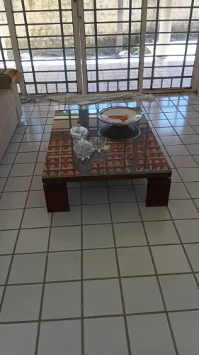 Mesa de centro de sala com superfície de vidro