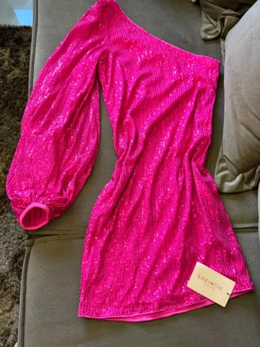 Vestido Shein Rosa de Paetê com Manga Única - Novo com Etiqueta