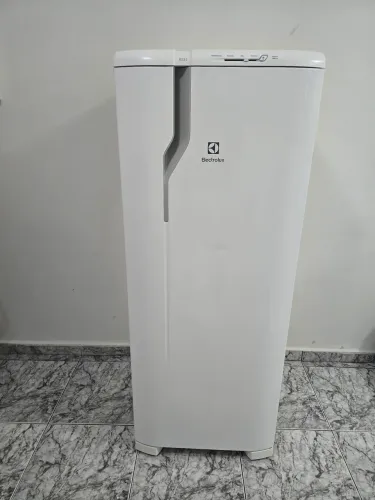 Geladeira Electrolux RE31 IMPECÁVEL!!