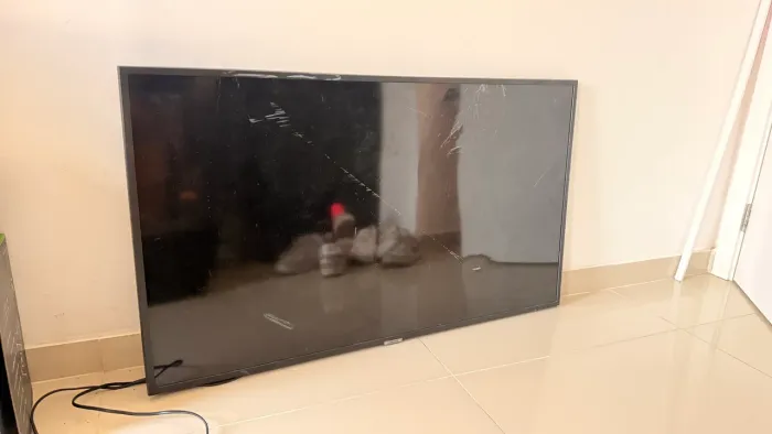 Tv Samsung UN43NU7100 com tela quebrada