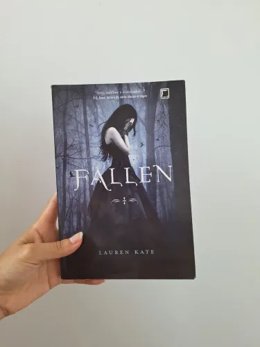 Livro Fallen - Lauren Kate - Romance sobrenatural - Usado
