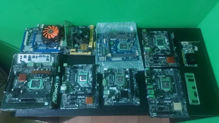 Lote 8 Placas-Mãe e 1 Placa de Vídeo Antiga no Estado para Reparo ou Sucata
