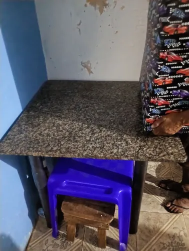 Só a mesa sem cadeira a mesa e de mamorrir está pouca usada