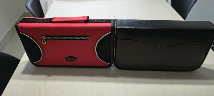 Dois porta-cd's, um retrô outro vintage, com capacidade para 60 CD's cada