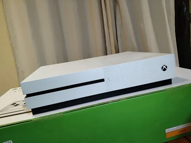 XBOX ONE S 1TB S/ CONTROLE EM PERFEITO ESTADO