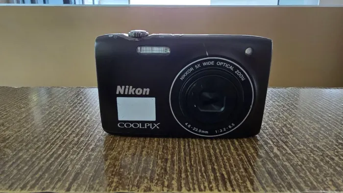 Câmera digital Nikon coolpix S3100 esta com a lente travada e com a tela manchada