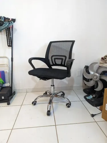 CADEIRA BARATINHA COM DEFEITO PARA SER REFORMADA OU USO DE PEÇAS
