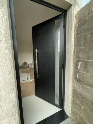 Porta de Alumínio Residencial Preta com Vidro