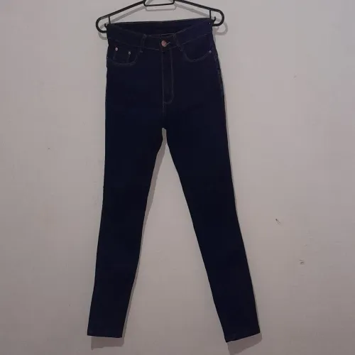 Calça jeans com lycra