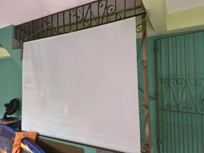 Tela de projeção retrátil 2,20 x 1,30 nova na caixa 