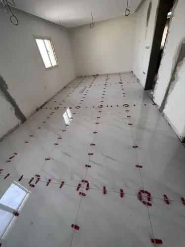 Instalação de pisos e azulejos (azulejista).