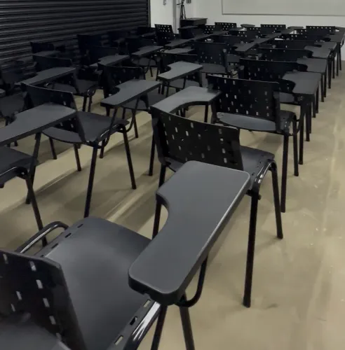Cadeira escolares pretas - de 1 ano de uso