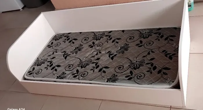 Cama infantil montessoriana com colchão sem avarias