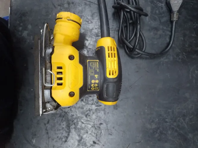 Lixadeira DeWalt dwe6411, máquina boa e revisada