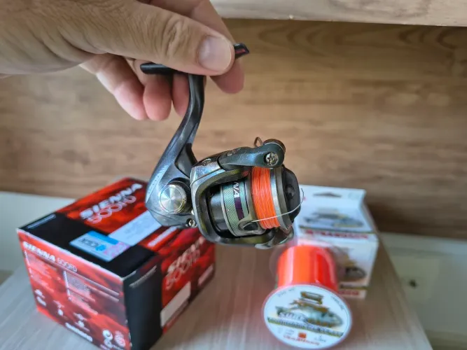 Molinete Shimano Sienna 500 + Linha Trabucco