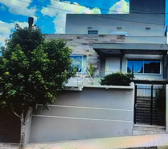 CASA COM PISCINA, ADEGA, SALA DE JOGOS