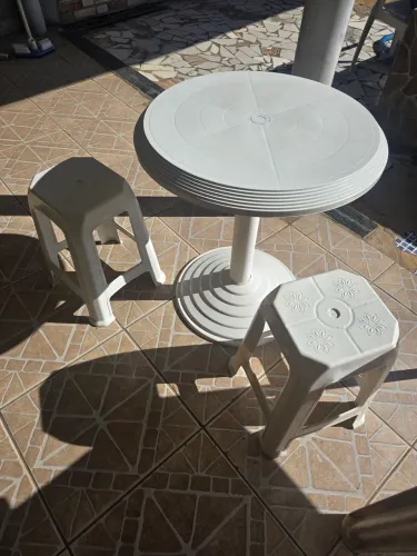 Conjunto de mesa redonda de plástico e bancos