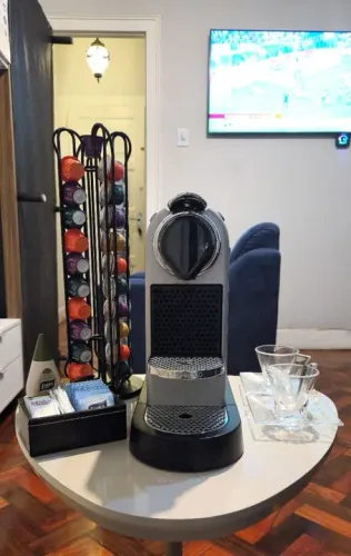 Kit com cafeteira Nespresso + utensílios de café