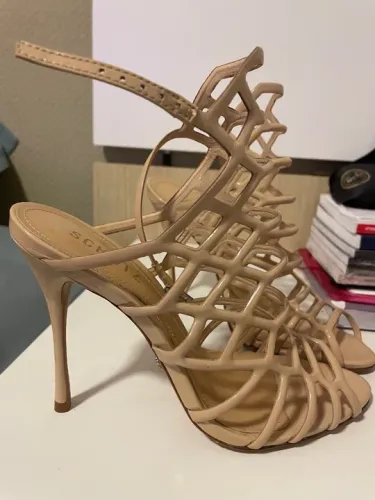 Sandália schutz nude salto fino