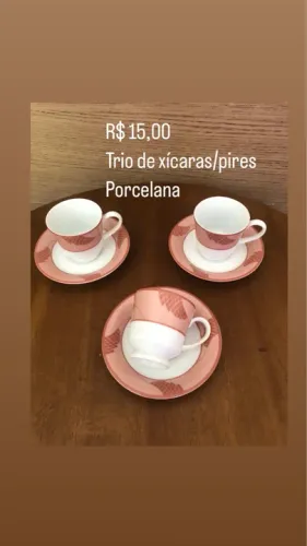 Xícaras com pires para cafezinho