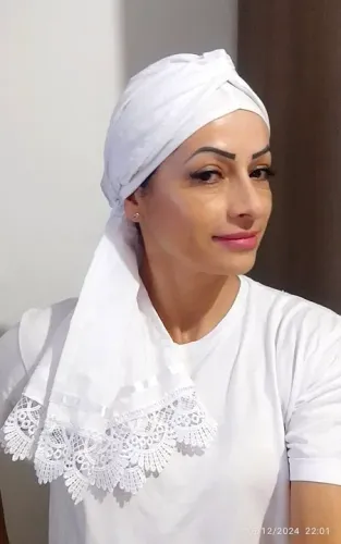 Turbante branco com renda para cabelo