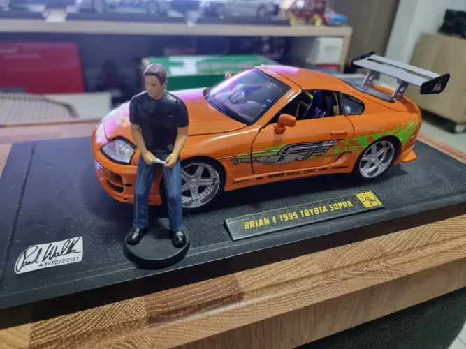 Miniatura 1995 Toyota Supra - Fast and Furious 1:18 com boneco brian
