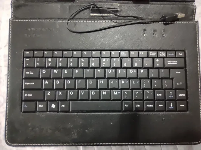 Capa de couro com teclado USB, para  Tablet 10.1 polegadas, seminovo.