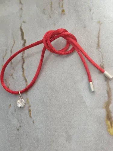 Cordão de cetim com pingente e ponteira em prata 925