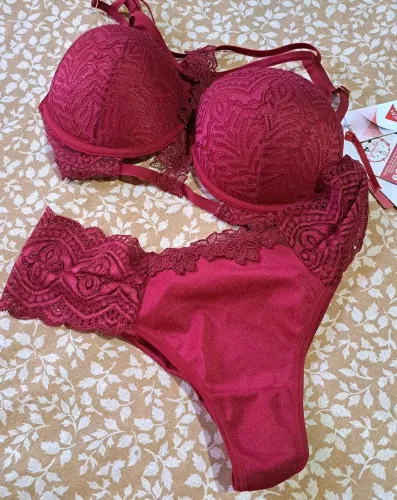 Conjunto de lingerie vermelho com renda