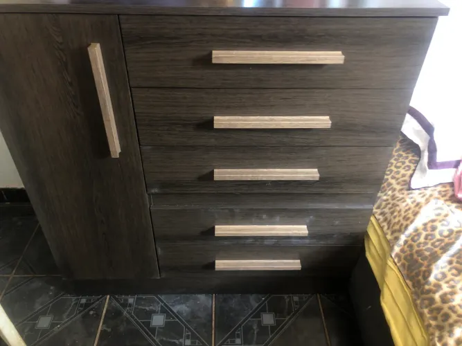 Vendo uma cômoda marrom 5 gavetas e um puxador 